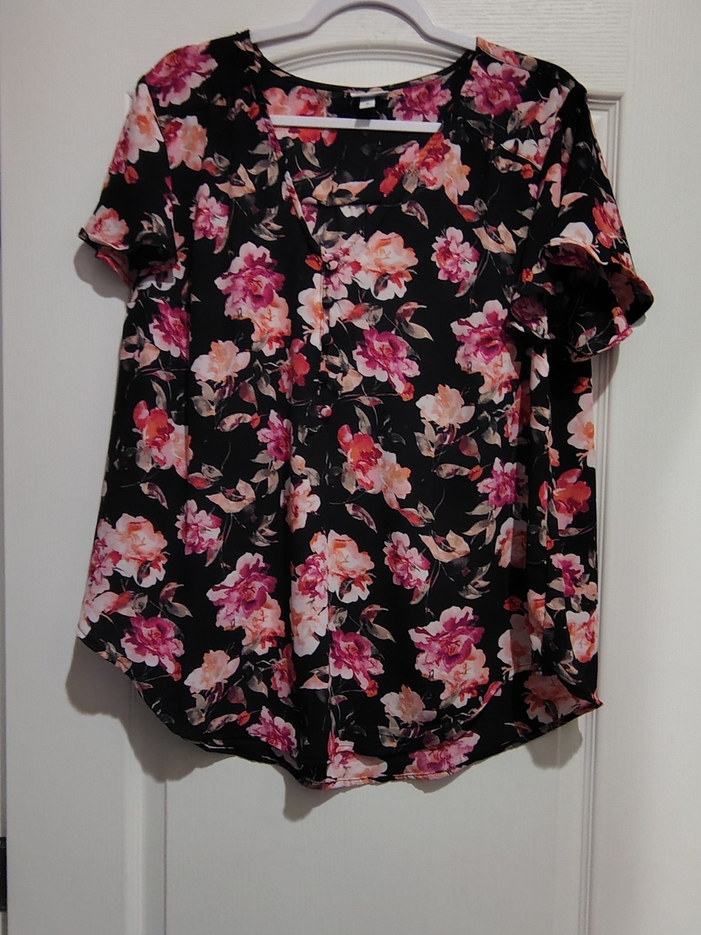 torrid Black Short Sleeve V-Neck Blouse with Pink Floral